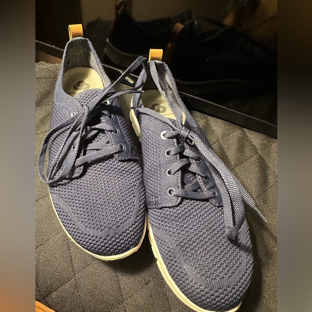 CLARKS- Cloud steppers
Blue Slip On 
Running/Walking Casual Sneakers 
Womens 7.5